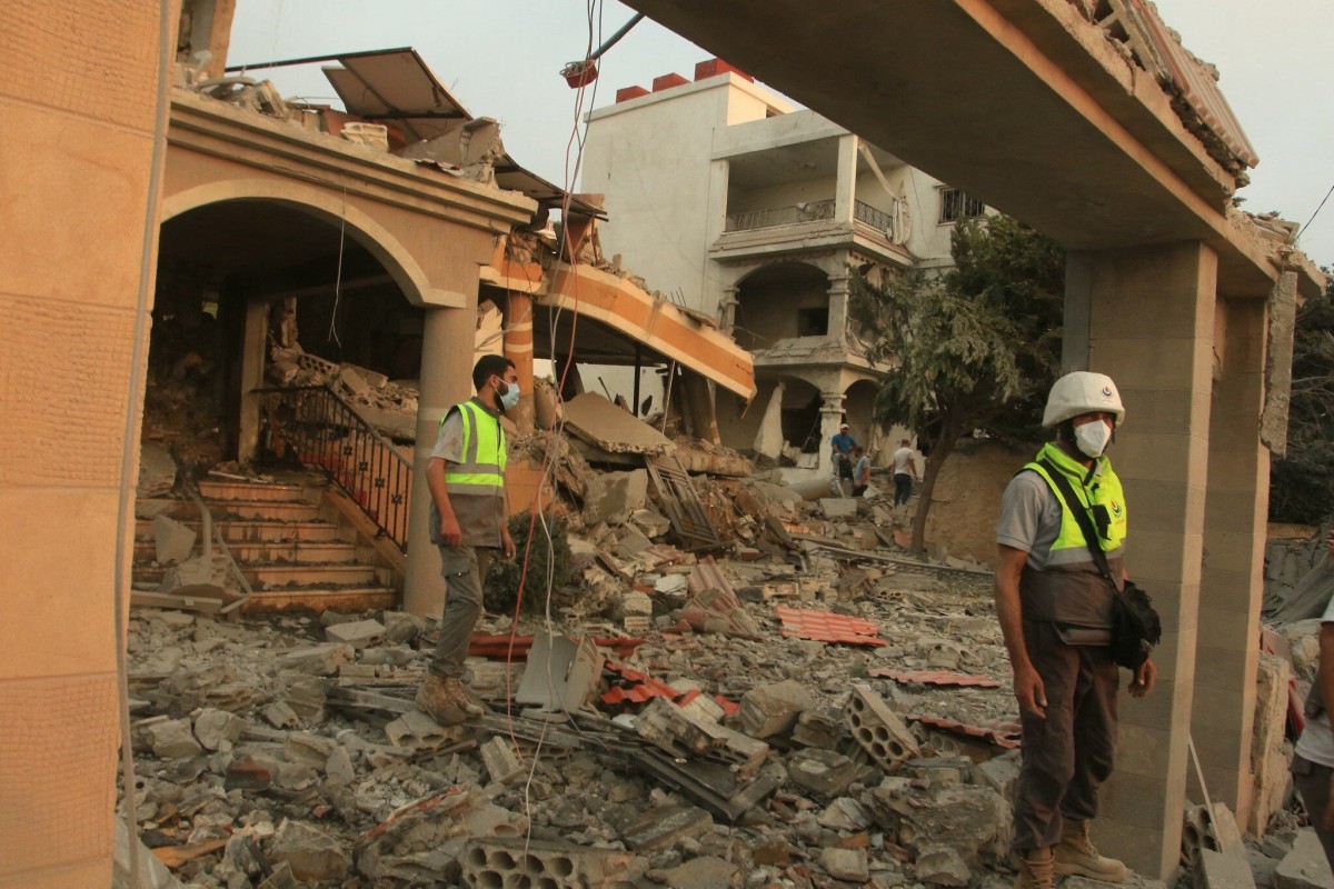 Lực lượng cứu hộ kiểm tra hiện trường vụ không kích của Israel nhằm vào ngôi làng Tayr Debba ở miền Nam Lebanon ngày 6/11. Ảnh: Times of Israel