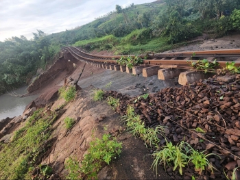Đường sắt Bắc - Nam bị chia cắt do bão, hành khách được chuyển tiếp bằng ô tô