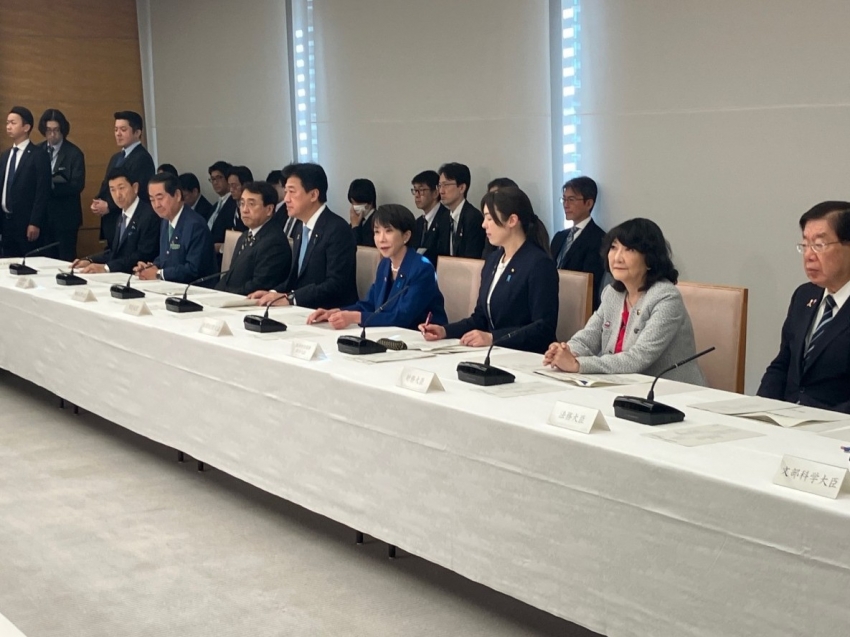 Thủ tướng Nhật Bản tổ chức họp lúc 3 giờ sáng