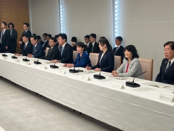 Thủ tướng Nhật Bản tổ chức họp lúc 3 giờ sáng