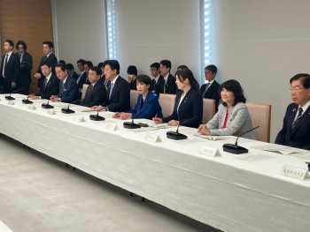 Thủ tướng Nhật Bản tổ chức họp lúc 3 giờ sáng