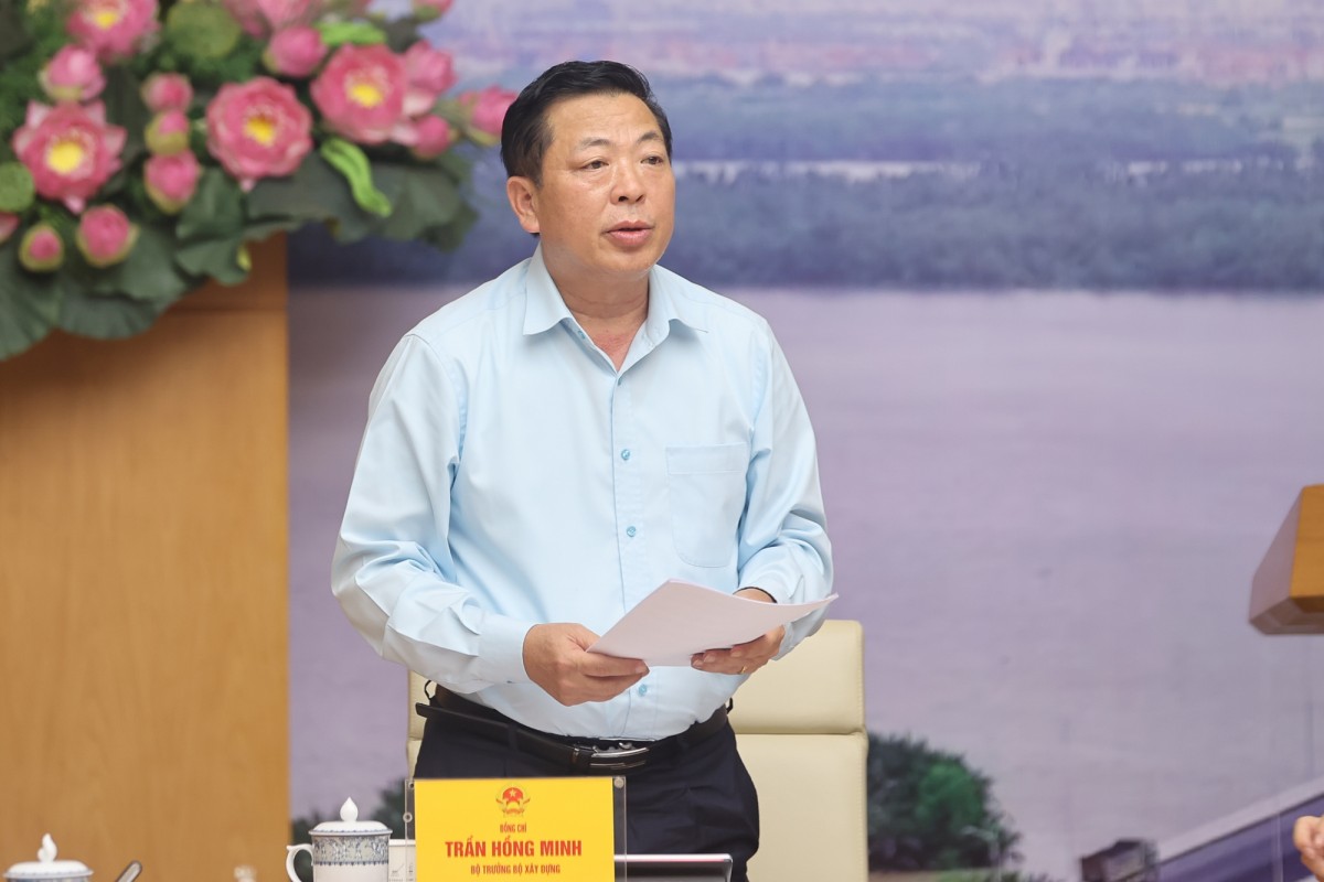 Bộ trưởng Bộ Xây dựng Trần Hồng Minh báo cáo tại cuộc họp - Ảnh: VGP