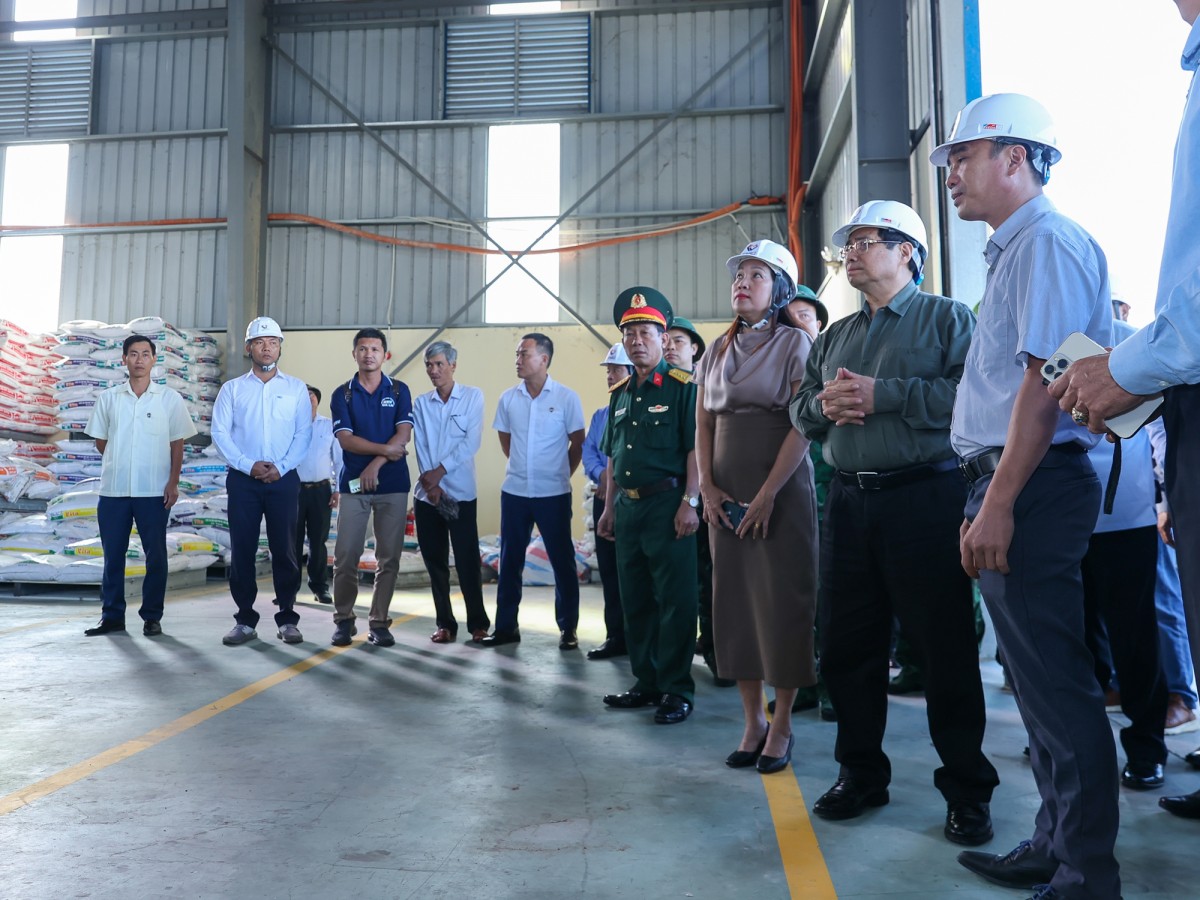 Thủ tướng Phạm Minh Chính đã tới thăm Công ty thức ăn chăn nuôi FAGO miền Trung tại Khu Kinh tế Nhơn Hội. Ảnh: VGP.