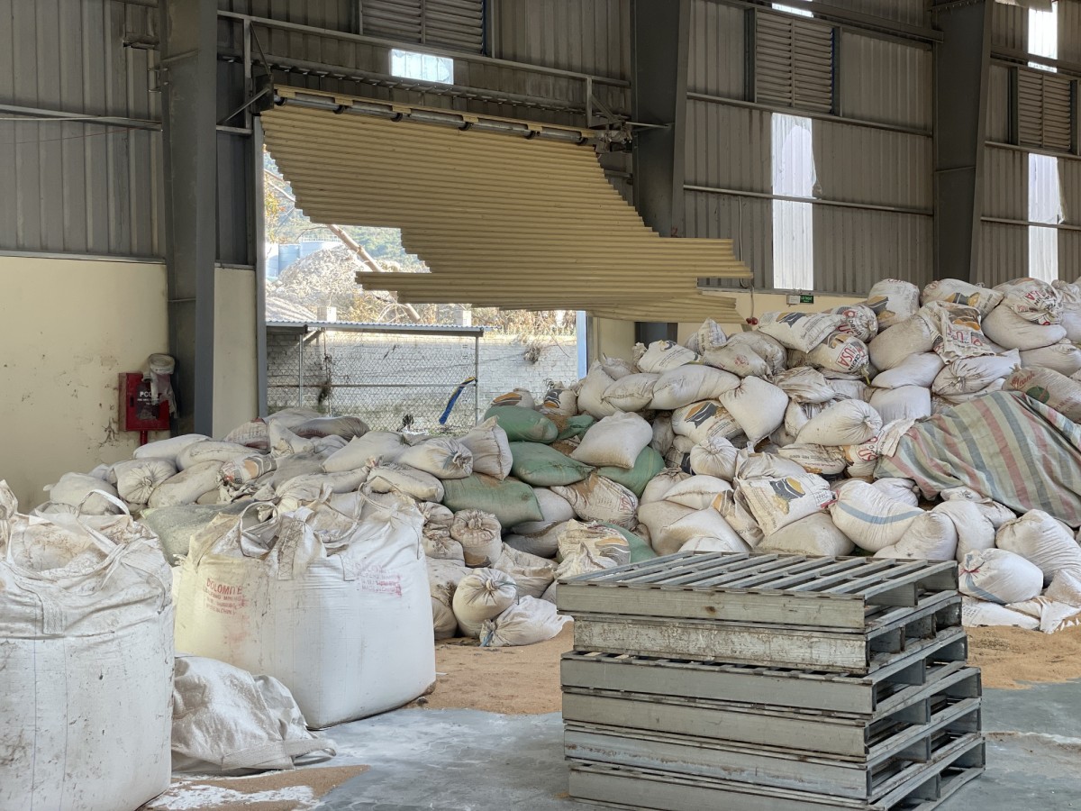 Kho nguyên vật liệu, sản phẩm của Công ty thức ăn chăn nuôi FAGO miền Trung bị ướt, hư hại hơn 40% - Ảnh: VGP