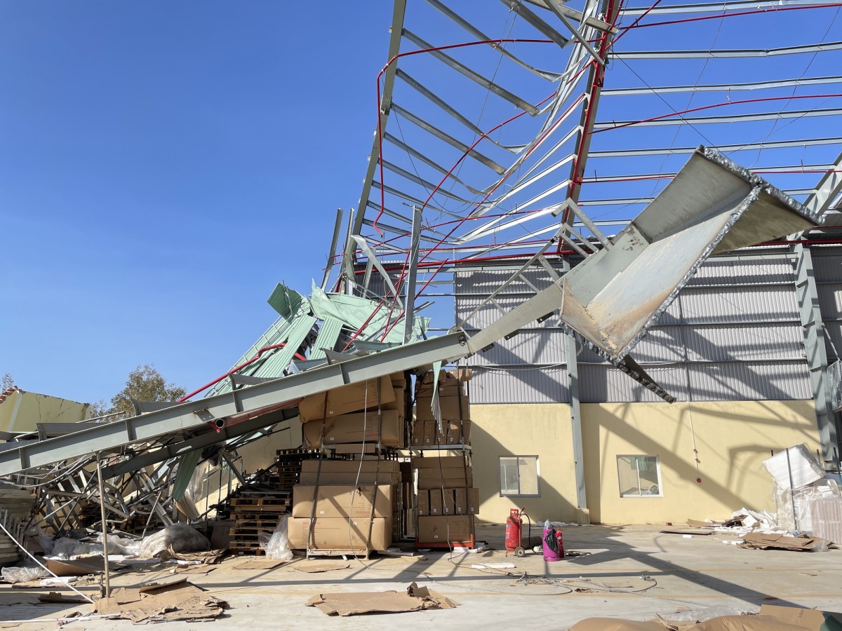 Khu Kinh tế Nhơn Hội chịu thiệt hại nghiêm trọng với hàng trăm nhà xưởng bị sập hoặc tốc mái, nguyên liệu sản xuất và sản phẩm hoàn thiện bị hư hỏng - Ảnh: VGP/Nhật Bắc