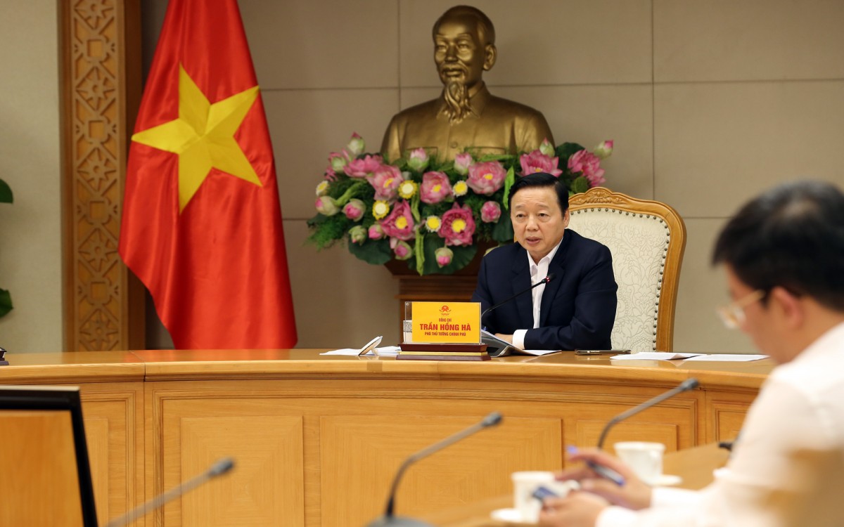 Phó Thủ tướng Trần Hồng Hà làm việc với Bộ Nông nghiệp và Môi trường, các bộ, ngành liên quan về dự án Nghị định chuẩn nghèo đa chiều quốc gia giai đoạn 2026 - 2030. Ảnh: VGP.