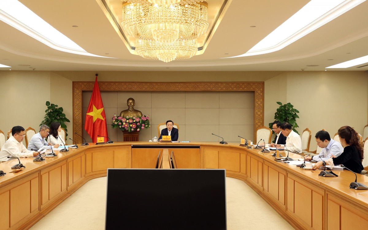 Phó Thủ tướng lưu ý thêm, cần bảo đảm nguyên tắc “không để ai ở lại phía sau” khi áp dụng chuẩn nghèo đa chiều mới - Ảnh: VGP