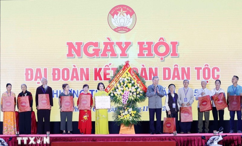 Tổng Bí thư Tô Lâm đã tới dự Ngày hội Đại đoàn kết toàn dân tộc năm 2025 tại phường Thượng Cát, thành phố Hà Nội.