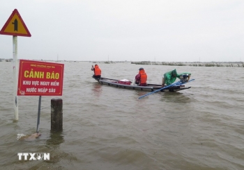 Mưa lớn kéo dài, lũ trên các sông ở Trung Bộ dâng cao