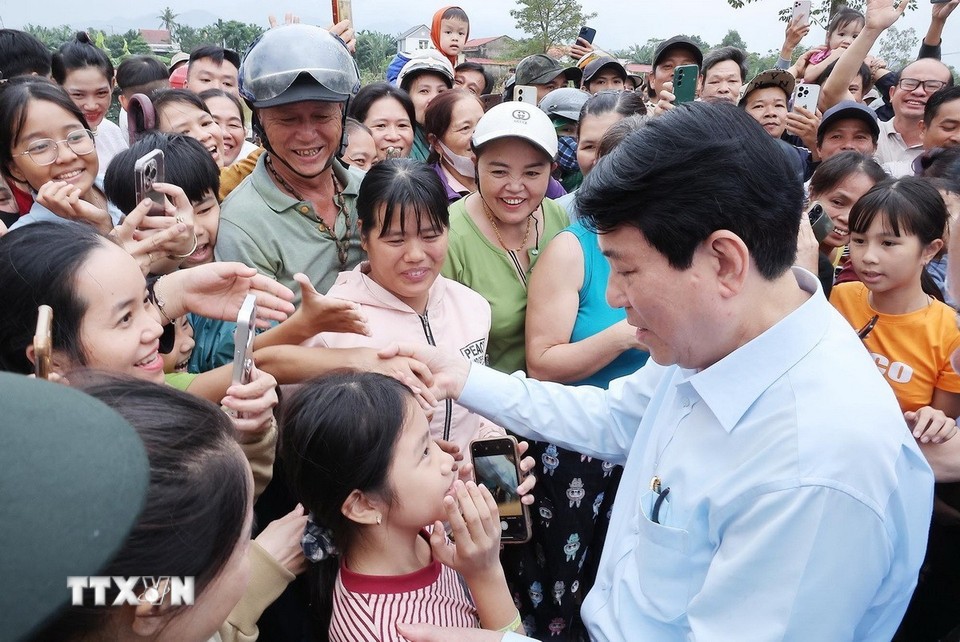 Chủ tịch nước Lương Cường với nhân dân vùng lũ lụt, bị ngập nước xã Gò Nổi. 