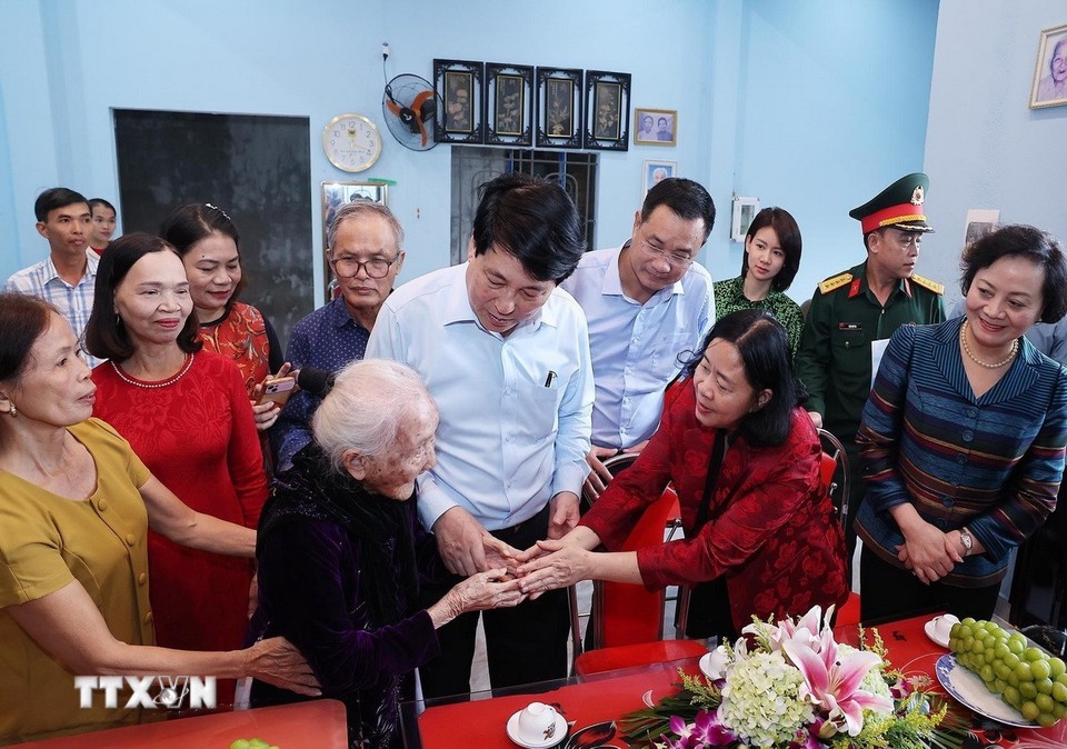 Chủ tịch nước Lương Cường thăm Mẹ 