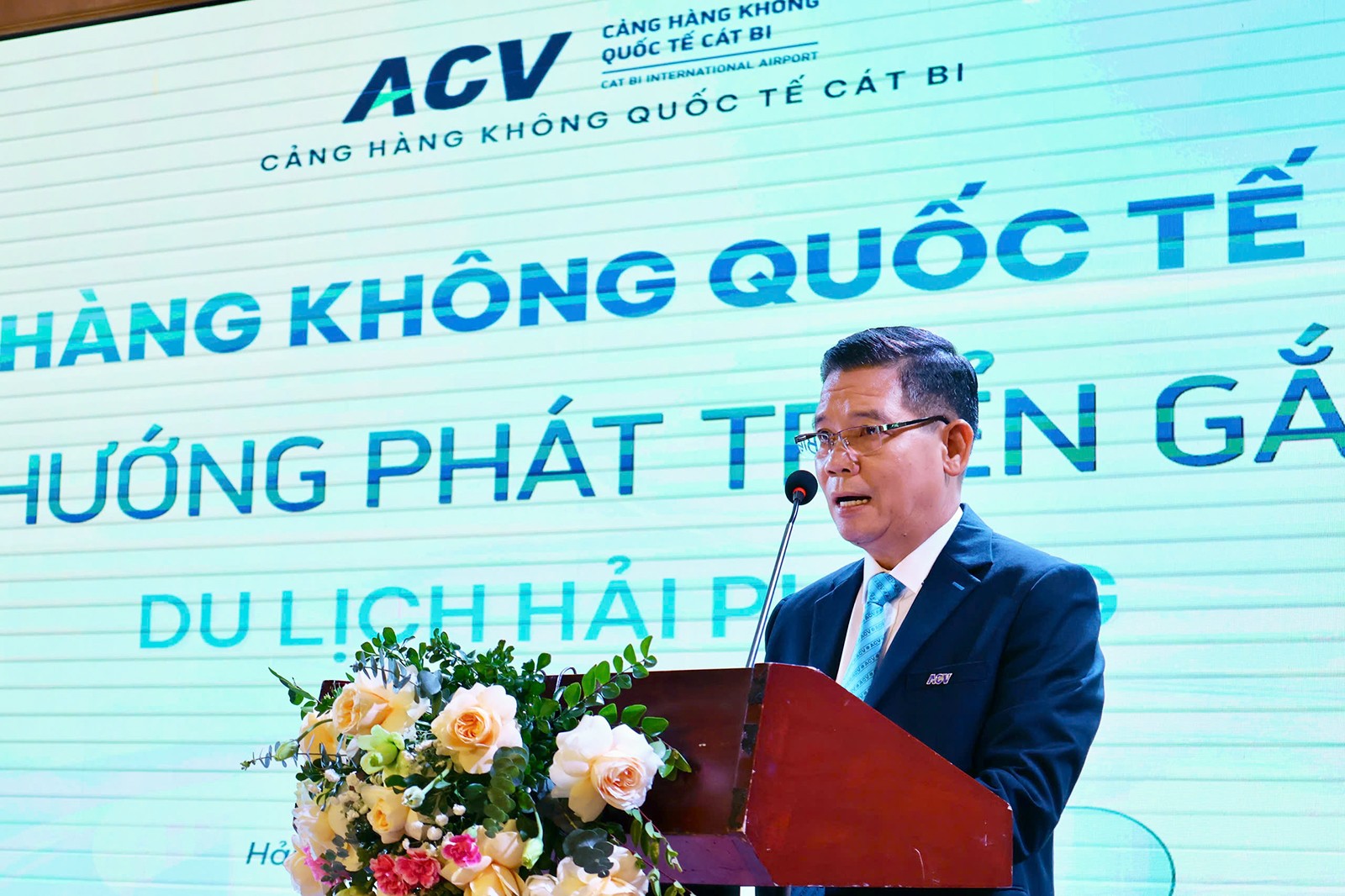 Đại diện Cảng hàng không quốc tế Cát Bi phát biểu tại hội nghị. Ảnh Hạnh Nguyễn.