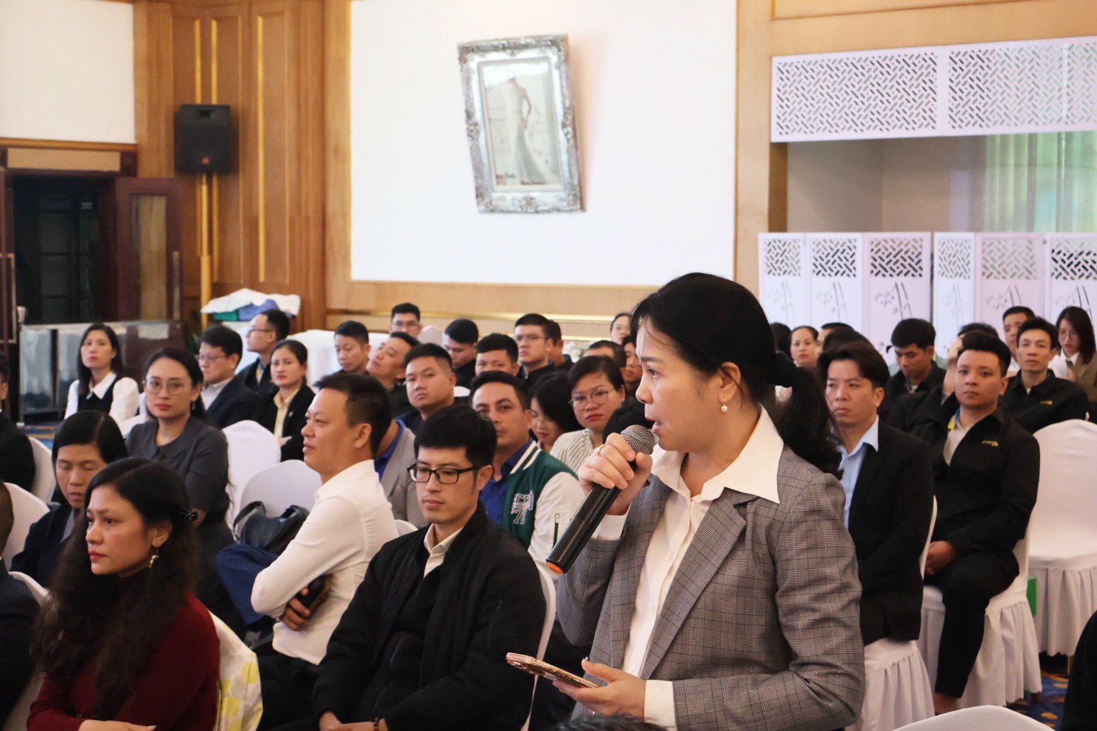 Đại diện doanh nghiệp phát biểu tại hội nghị. Ảnh Hạnh Nguyễn.