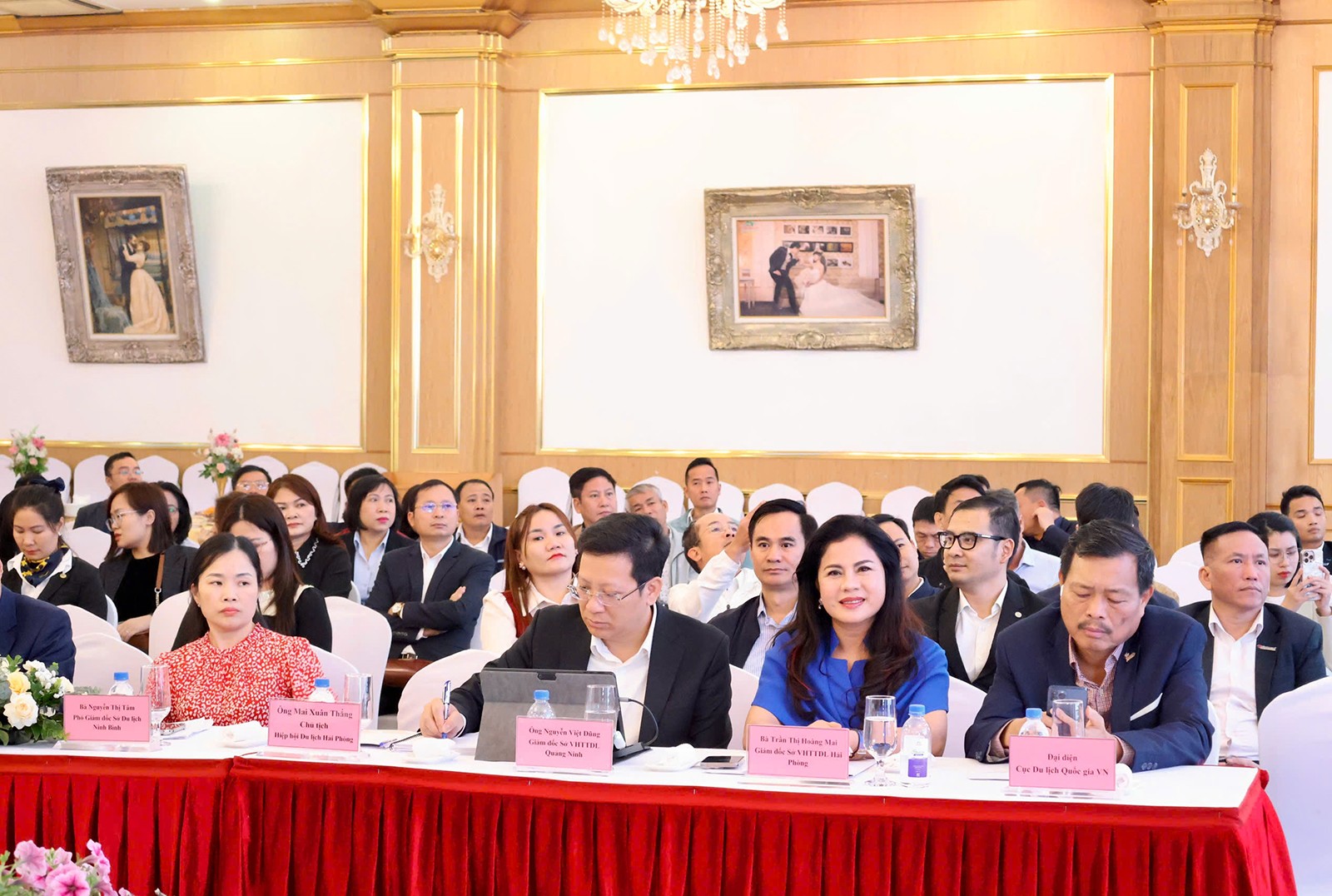 Các đại biểu dự hội nghị. Ảnh Hạnh Nguyễn.