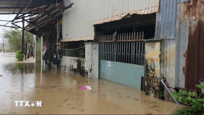 Mưa lũ ở Trung Bộ: Nhiều sông vượt báo động 3, gần 19.000 nhà bị ngập