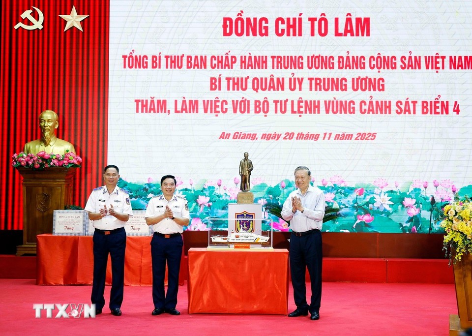 Tổng Bí thư Tô Lâm tặng bức tượng Chủ tịch Hồ Chí Minh cho Bộ Tư lệnh Vùng Cảnh sát Biển 4.