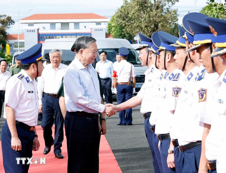 Tổng Bí thư Tô Lâm với các đại biểu Bộ Tư lệnh Vùng Cảnh sát Biển 4.