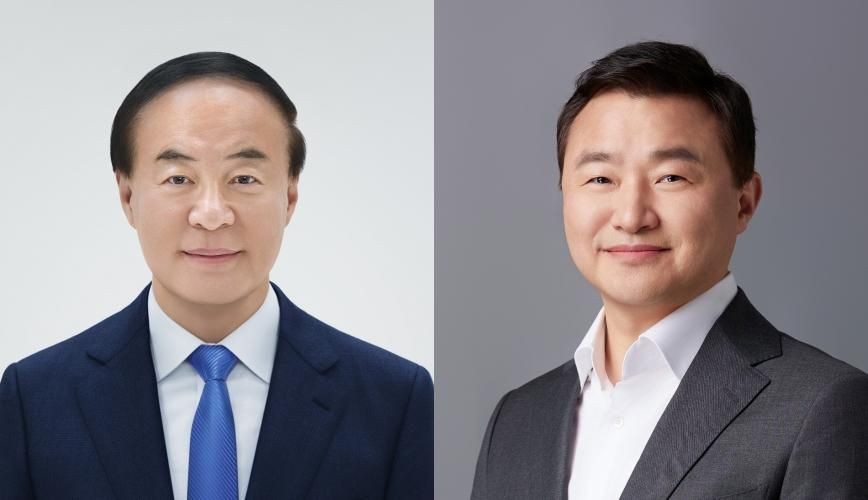 Ông Jun Young Hyun (trái) và ông Roh Tae Moon là hai CEO của Samsung Electronics. Ảnh: Korea Times