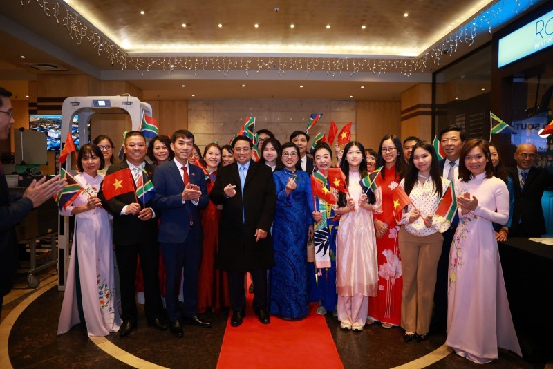 Cán bộ Đại sứ quán, đại diện kiều bào và lưu học sinh Việt Nam tại Nam Phi đón Thủ tướng cùng Phu nhân và Đoàn đại biểu cấp cao Việt Nam - Ảnh: VGP/Nhật Bắc