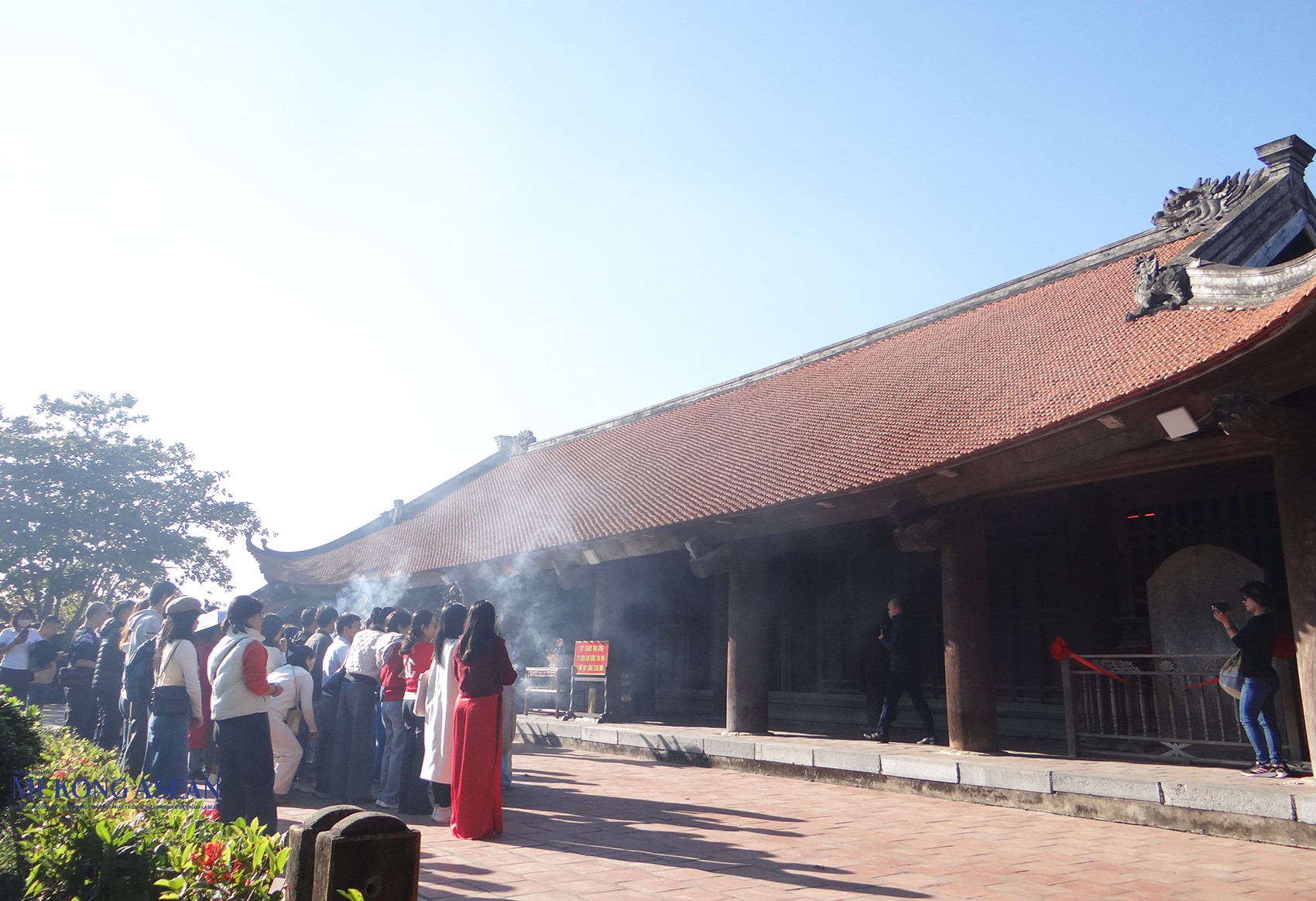 Đoàn đến dâng hương, tham quan tại chùa Keo, xã Vũ Tiên, tỉnh Hưng Yên, chiều 20/10. Ảnh: Phùng Nguyện/Mekong ASEAN.