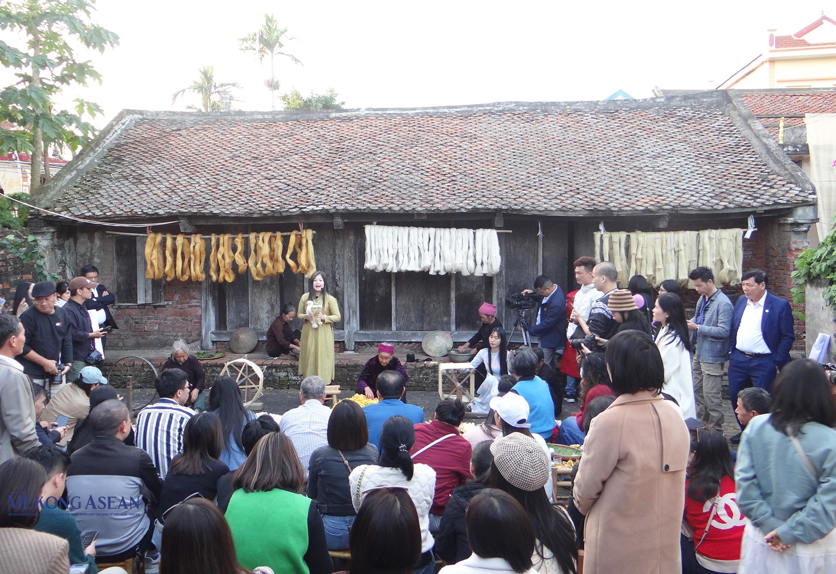 Đoàn đến tham quan, trải nghiệm và thực tế tại làng nghề dệt đũi Nam Cao, xã Lê Lợi, tỉnh Hưng Yên. Ảnh: Phùng Nguyện/Mekong ASEAN.