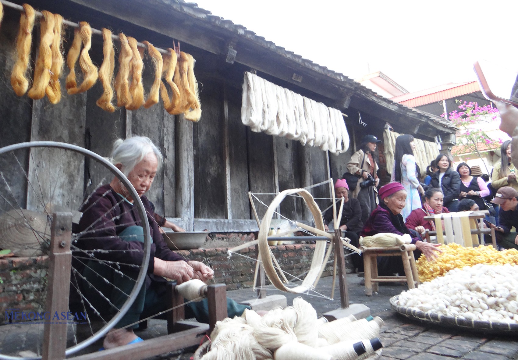 Một trong những công đoạn dệt đũi ở Nam Cao. Ảnh: Phùng Nguyện/Mekong ASEAN.