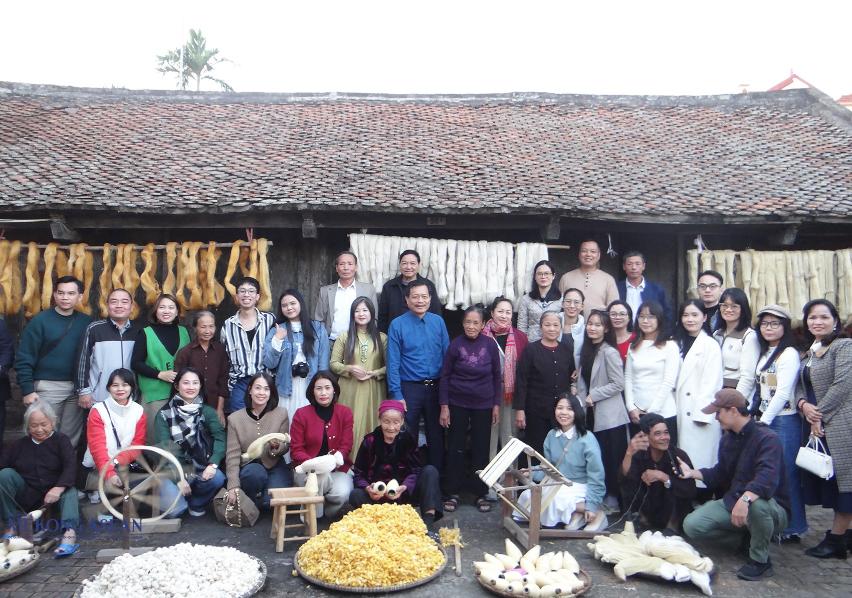 Các đại biểu chụp ảnh lưu niệm tại làng dệt đũi Nam Cao, xã Lê Lợi, tỉnh Hưng Yên. Ảnh: Phùng Nguyện/Mekong ASEAN.