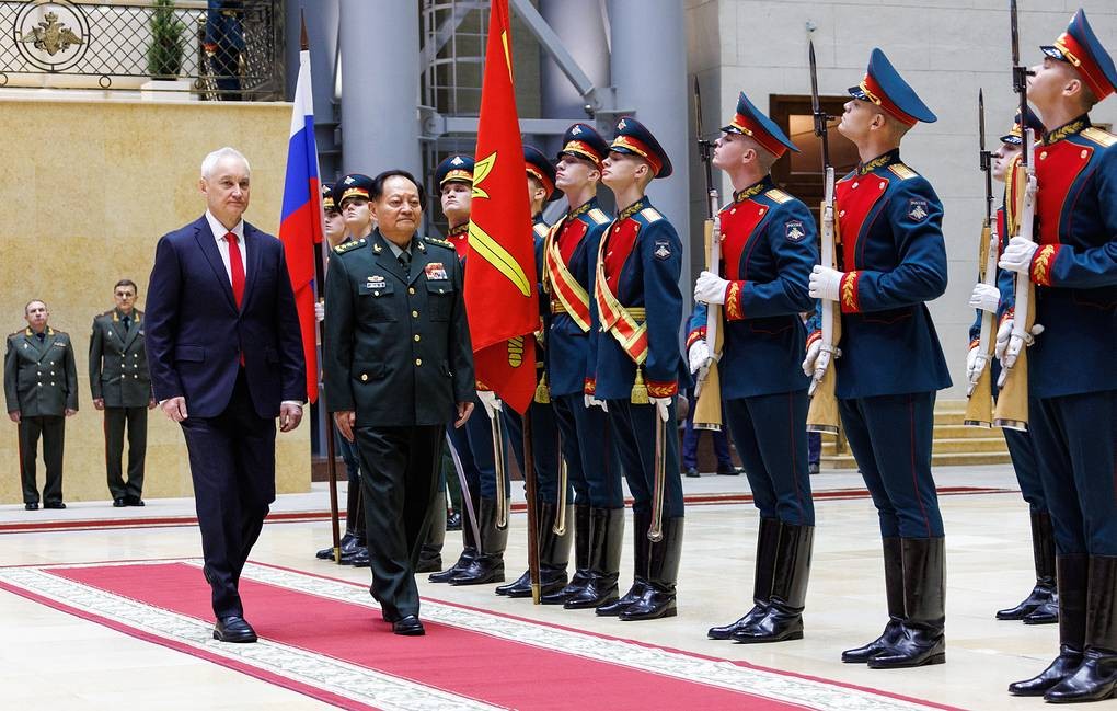 Bộ trưởng Quốc phòng Nga Andrey Belousov và Thượng tướng Trương Hựu Hiệp, Phó Chủ tịch Quân ủy Trung ương Trung Quốc. Ảnh: TASS