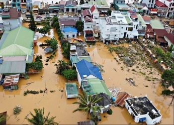 Huy động mọi nguồn lực, nỗ lực bằng mọi cách cứu trợ người dân trong mưa lũ