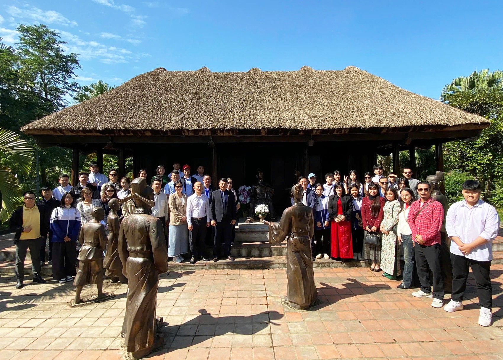 Đoàn đến khảo sát, tham quan đền thờ Trạng Trình Nguyễn Bỉnh Khiêm. Ảnh: Bản tin VH,TT&DL Hải Phòng.