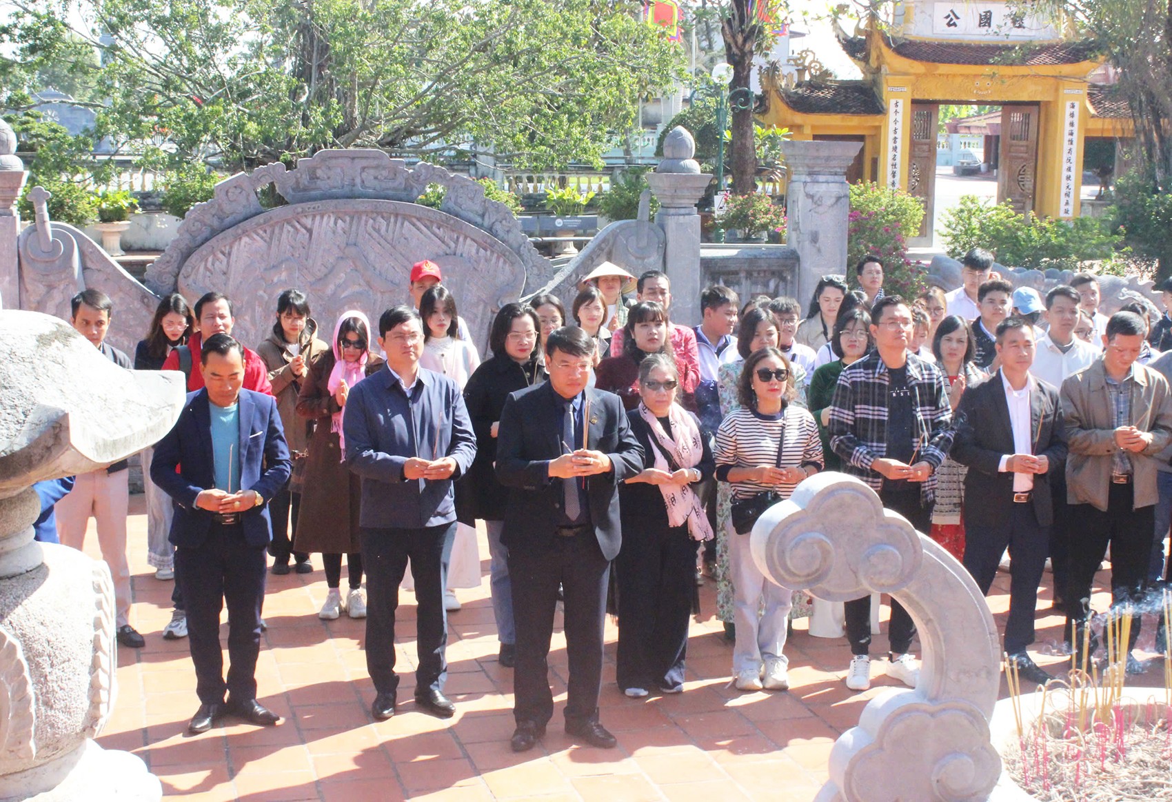 Đoàn đến khảo sát, tham quan di tích Vương triều nhà Mạc. Ảnh: Bản tin VH,TT&DL Hải Phòng.