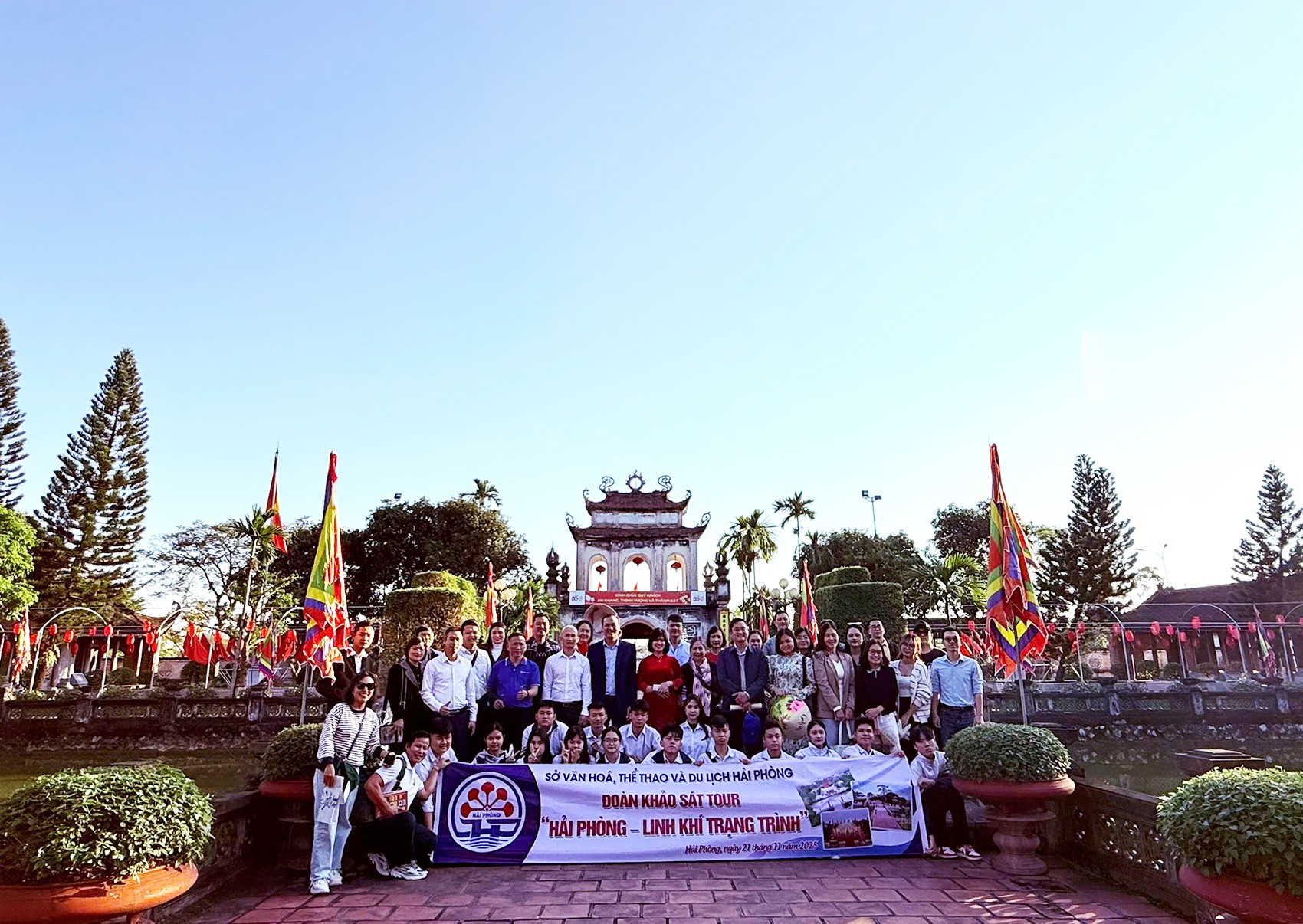 Đoàn đến khảo sát, tham quan Văn miếu Mao Điền. Ảnh: Bản tin VH,TT&DL Hải Phòng.