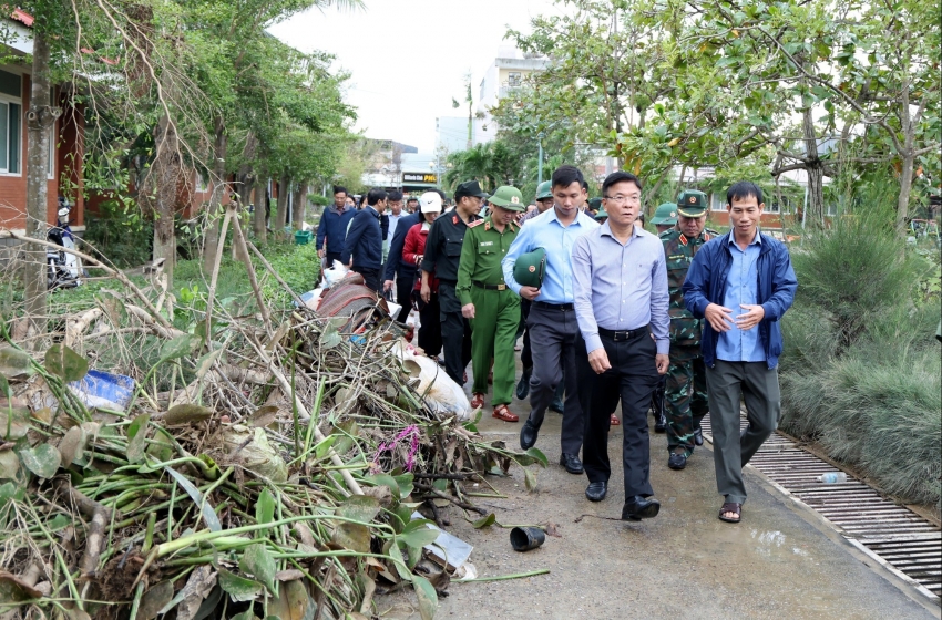 Phó Thủ tướng Lê Thành Long thăm hỏi người dân vùng lũ Gia Lai