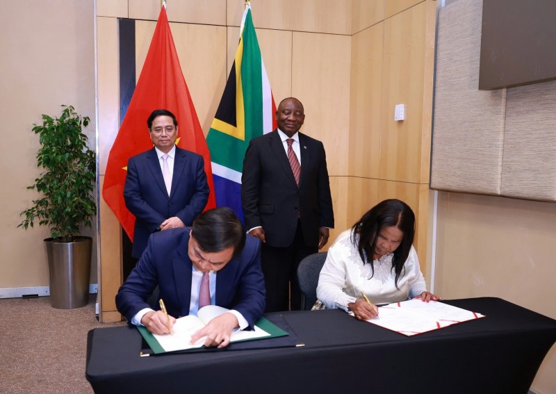 Hai nhà lãnh đạo chứng kiến Lễ ký kết Biên bản ghi nhớ về hợp tác nông nghiệp giữa Bộ Nông nghiệp và Môi trường Việt Nam và Bộ Nông nghiệp Nam Phi - Ảnh VGP/Nhật Bắc