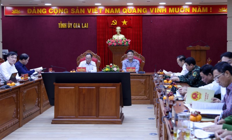 Phó Thủ tướng Lê Thành Long thăm hỏi người dân vùng lũ Gia Lai