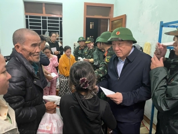 Phó Thủ tướng Nguyễn Hòa Bình thị sát vùng tâm điểm mưa lũ tại Đắk Lắk