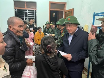 Phó Thủ tướng Nguyễn Hòa Bình thị sát vùng tâm điểm mưa lũ tại Đắk Lắk