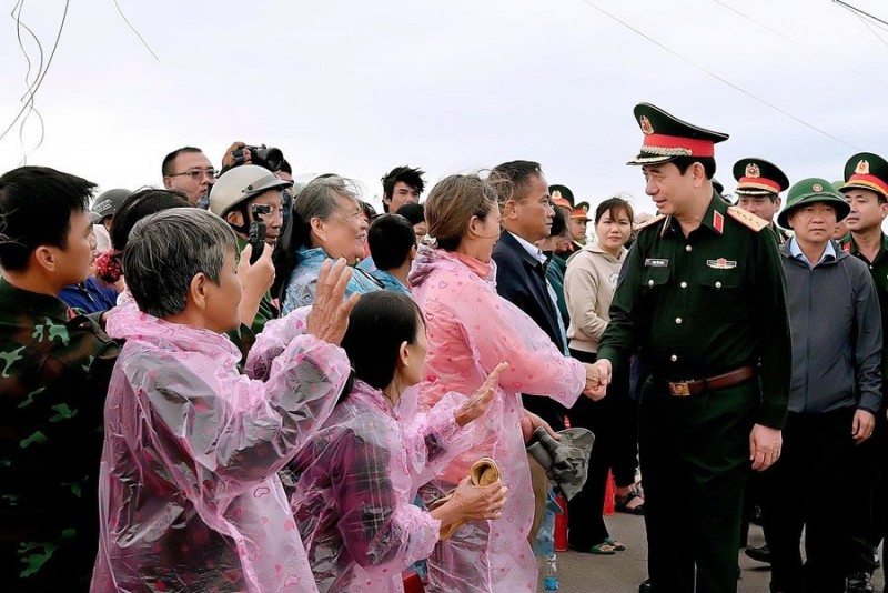 Đại tướng Phan Văn Giang thăm người dân vùng lũ Gia Lai