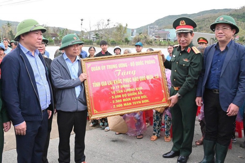 Đại tướng Phan Văn Giang thăm người dân vùng lũ Gia Lai