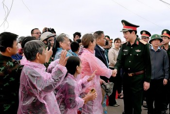 Đại tướng Phan Văn Giang thăm người dân vùng lũ Gia Lai