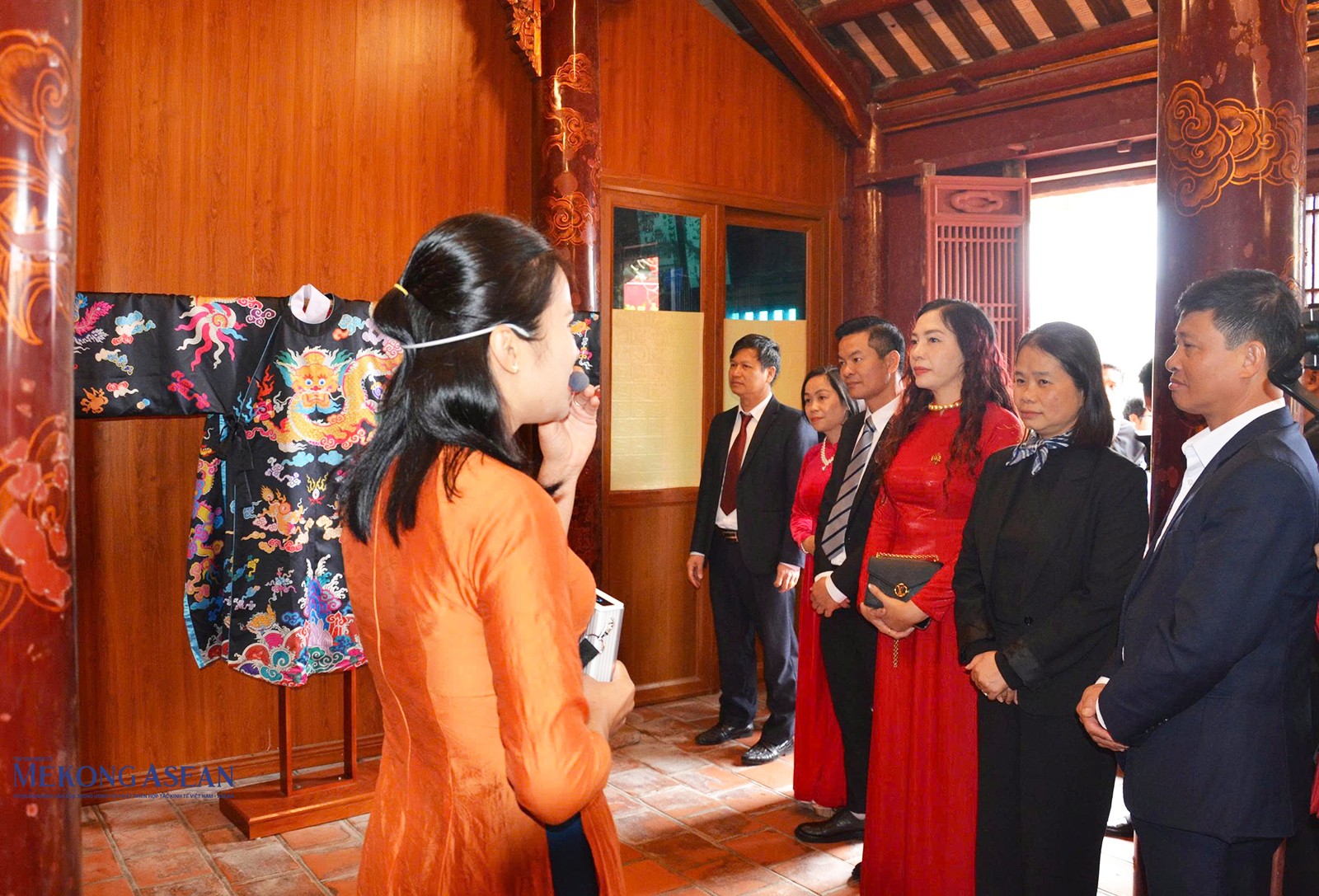 Giới thiệu với du khách về cổ phục Việt Nam tại di tích Văn miếu Mao Điền. Ảnh: Giang Hà. Giới thiệu với du khách về cổ phục Việt Nam tại di tích Văn miếu Mao Điền. Ảnh: Giang Hà.