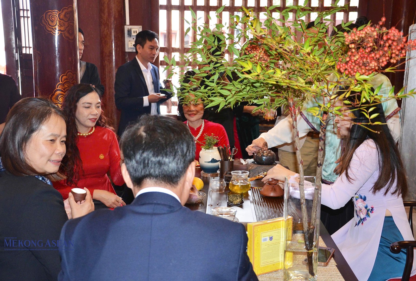 Du khách thưởng thức trà sen Kiếp Bạc tại Văn miếu Mao Điền. Ảnh: Giang Hà. Du khách thưởng thức trà sen Kiếp Bạc tại Văn miếu Mao Điền. Ảnh: Giang Hà.