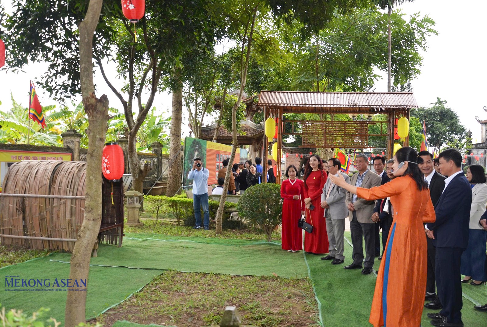 Du khách thăm làng sĩ tử tại khuôn viên Văn miếu Mao Điền. Ảnh: Giang Hà. Du khách thăm làng sĩ tử tại khuôn viên Văn miếu Mao Điền. Ảnh: Giang Hà.