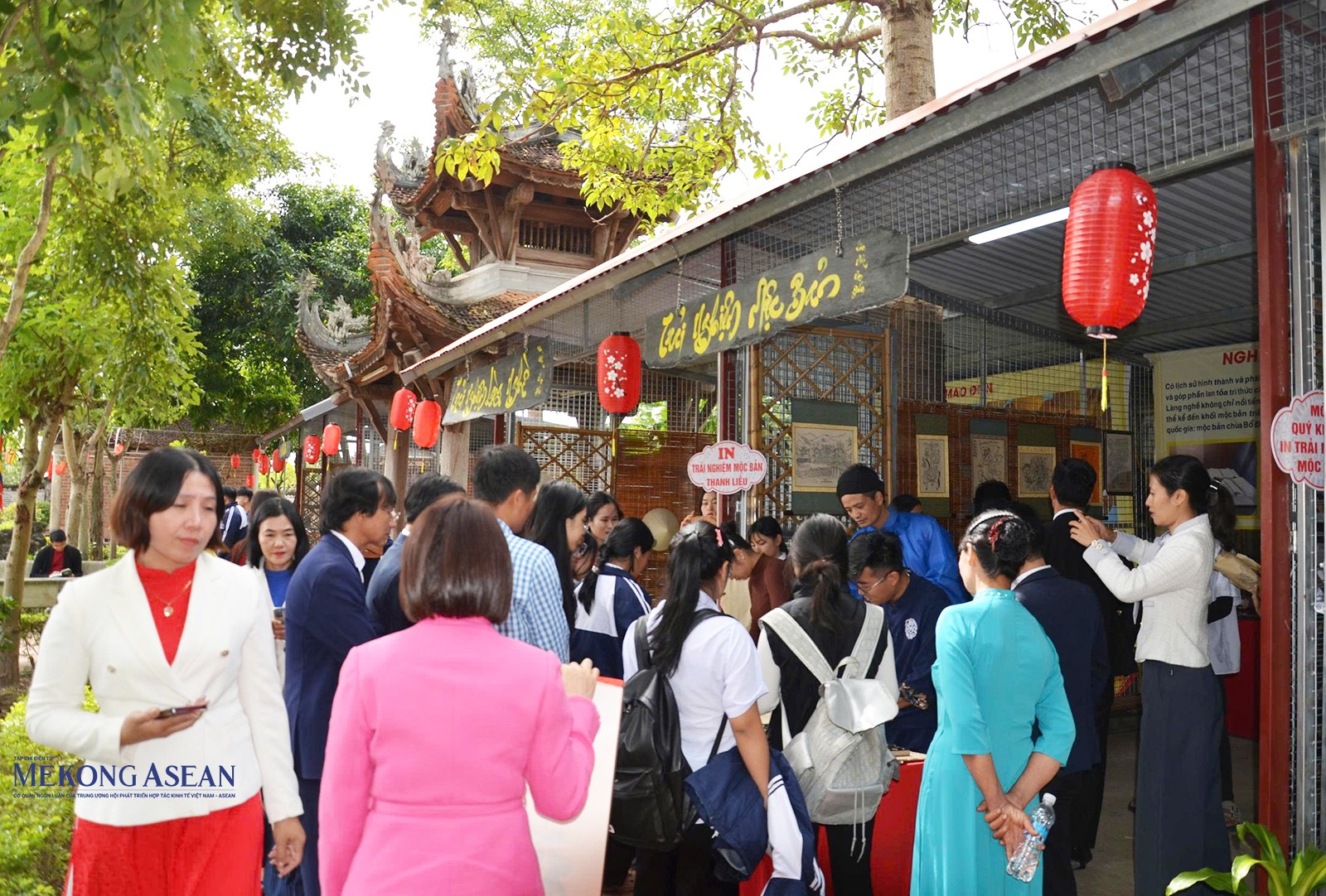 Du khách trải nghiệm mộc bản tại khuôn viên Văn miếu Mao Điền. Ảnh: Giang Hà. Du khách trải nghiệm mộc bản tại khuôn viên Văn miếu Mao Điền. Ảnh: Giang Hà.