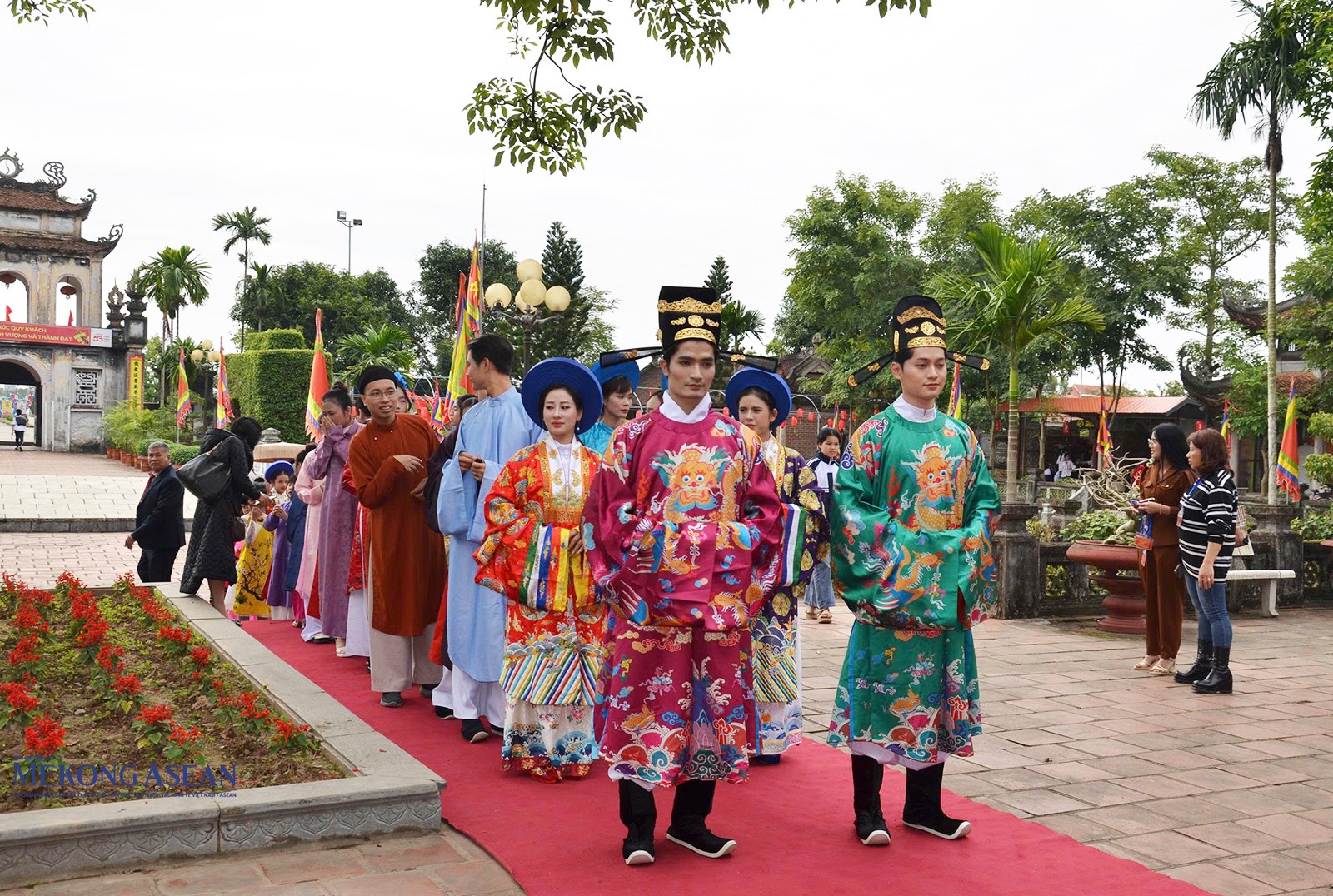 Giới thiệu, trình diễn cổ phục Việt tại sân Văn miếu Mao Điền. Ảnh: Giang Hà. Giới thiệu, trình diễn cổ phục Việt tại sân Văn miếu Mao Điền. Ảnh: Giang Hà.