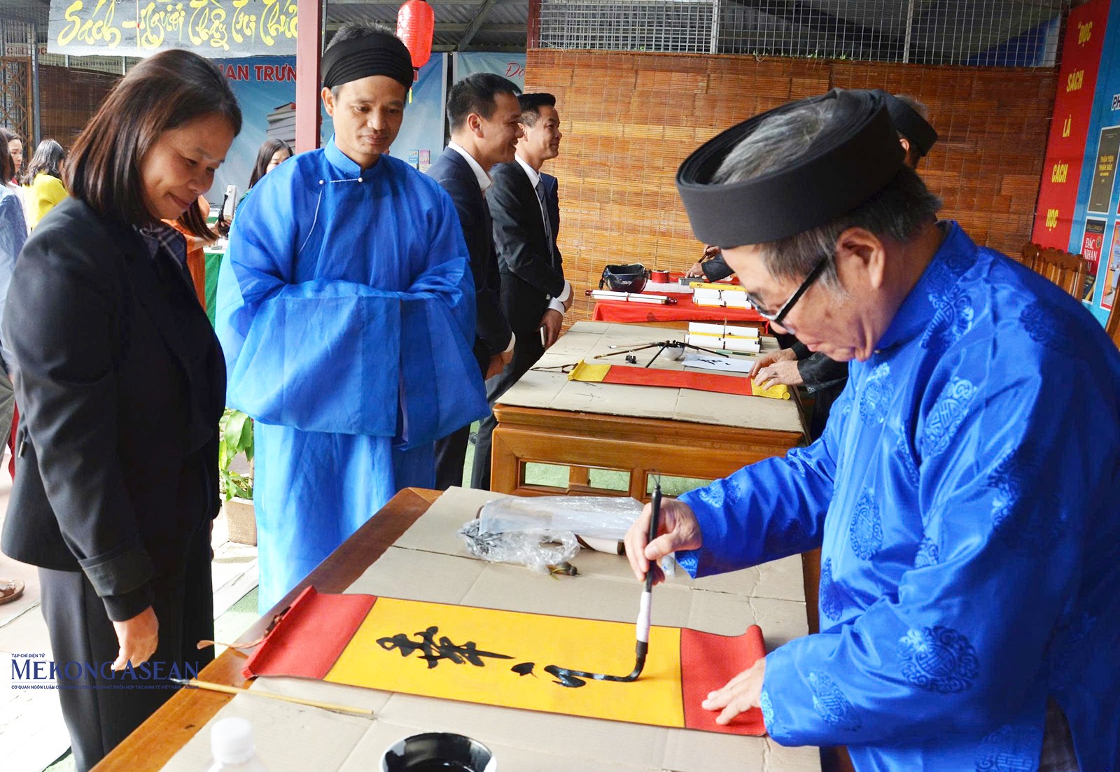 Trình diễn, viết thư pháp tại di tích. Ảnh: Giang Hà. Trình diễn, viết thư pháp tại di tích. Ảnh: Giang Hà.