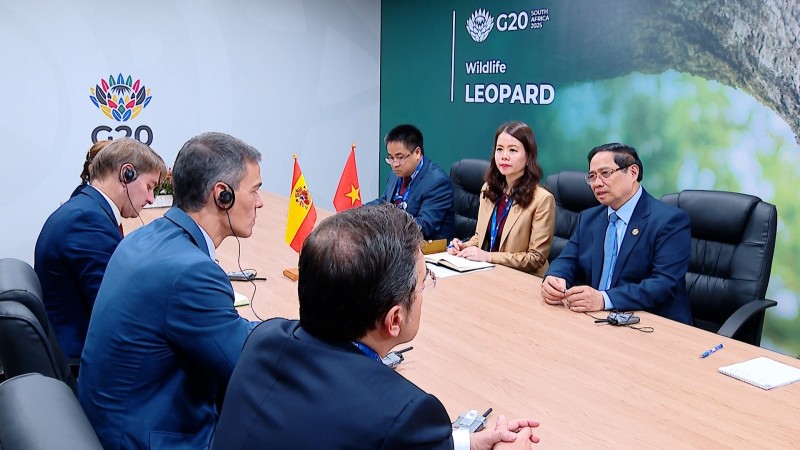 Hai nhà lãnh đạo cũng đã nhất trí tăng cường hợp tác tại các diễn đàn đa phương, đồng thời trao đổi về một số vấn đề quốc tế, khu vực cùng quan tâm . Nguồn: VGP.