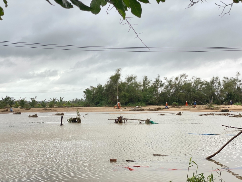 Miền Trung tiếp tục có mưa lớn, lũ xuống chậm