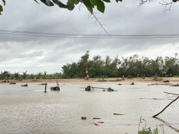 Miền Trung tiếp tục có mưa lớn, lũ xuống chậm