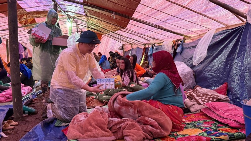 Cán bộ nhân viên Vingroup chia sẻ với bà con  Lũng Cú  -Tuyên Quang bị sạt lở nhà sau bão số 11. Nguồn: Vingroup.